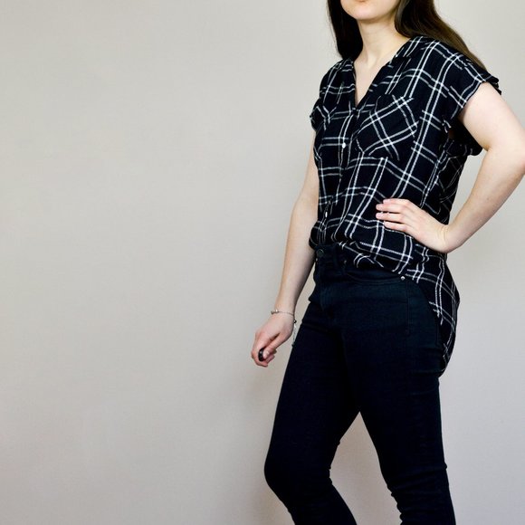 3/$30 🌞 Plaid Black White Button Up Top - Picture 2 of 7